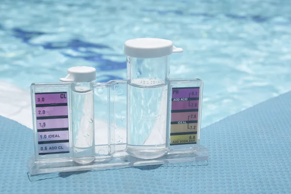 Измерение pH и хлора в бассейнах — стоковое фото