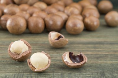 ahşap masa üzerinde Kepçe Macadamia fındık