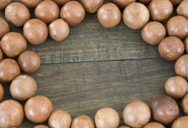 Ahşap bir masa Macadamia fındık