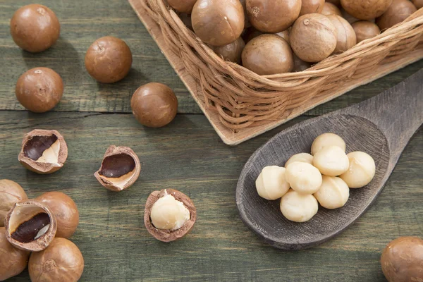Nueces de macadamia sobre una mesa de madera — Foto de Stock