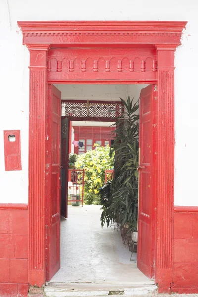 Colombianska kolonial dörren. — Stockfoto
