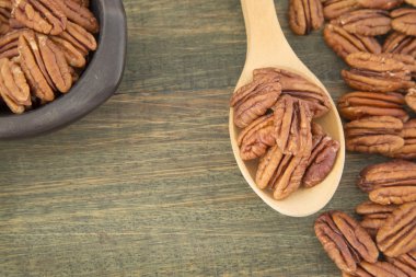 Tahta masada fındık.