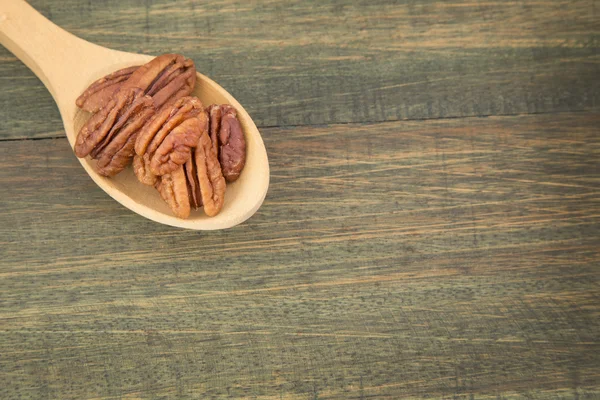 Noix de pécan sur une table en bois — Photo