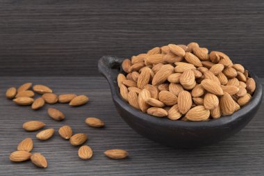 Bademler ahşap arka planda kasede