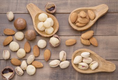Kuru Meyve ahşap masa üzerinde. Antep fıstığı, macadamia ve badem