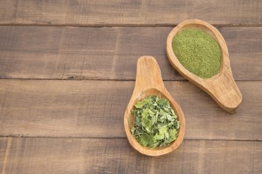 Moringa yaprakları ve toz - Moringa oleifera
