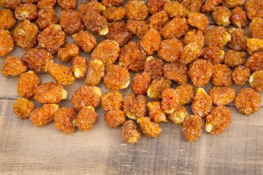 Ahşap arka plan üzerinde kurutulmuş meyve. Physalis - Physalis peruviana