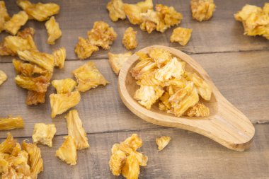 Ahşap arka plan - ananas üzerinde kurutulmuş meyve