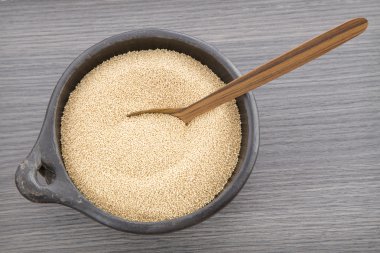 Tahta kaşık solmayan çiçek tohumları