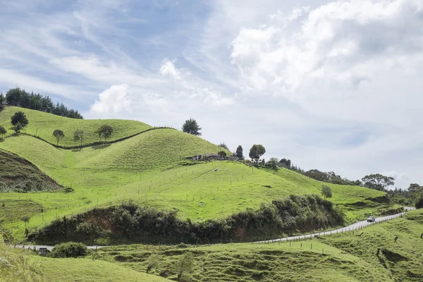 Berg, blauer Himmel und Straße in Kolumbien — Stockfoto