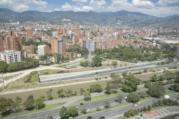 Medellín, Antioquia / Colombia - 16 September 2016. Overzicht van de stad van Medellin. Het werd opgericht op 2 maart 1616, toen de Spaanse veroveraars een klein stadje met de naam van San Lorenzo de Aburra had opgericht — Stockfoto