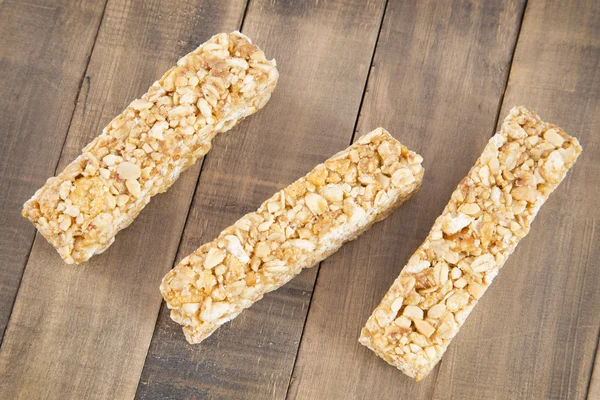 Barre di cereali sullo sfondo di legno — Foto Stock