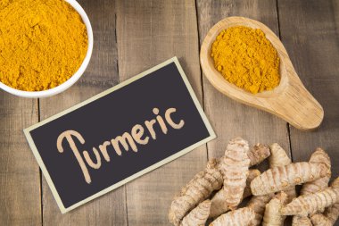 ahşap masa üzerinde taze zerdeçal kökü