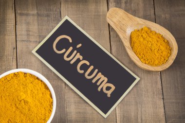 Ahşap masa üzerinde zerdeçal tozu