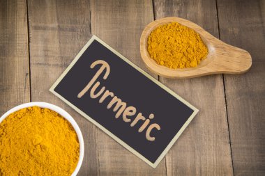 Ahşap masa üzerinde zerdeçal tozu