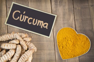 ahşap masa üzerinde taze zerdeçal kökü