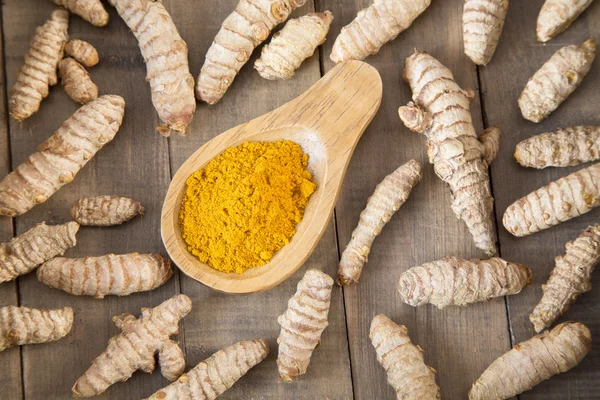 Frische Kurkuma-Wurzeln auf Holztisch — Stockfoto