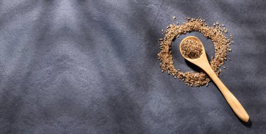 Tahta kaşıkta kurumuş anason tohumları - Pimpinella anisum