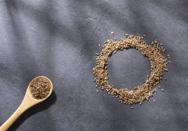 Tahta kaşıkta kurumuş anason tohumları - Pimpinella anisum