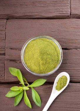 stevia doğal şeker yerine Stevia rebaudiana. Ahşap arkaplan