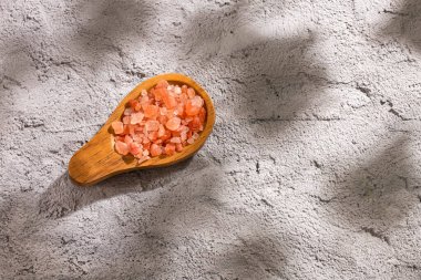 Himalaya pembe tuz kristalleri, Pakistan 'dan toz kırmızı kaya tuzu