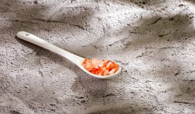 İnce taneli pembe Himalaya tuzu ve kristalleri - metin uzayı