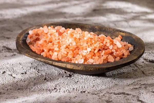İnce taneli pembe Himalaya tuzu ve kristalleri - metin uzayı