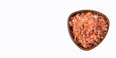 İnce taneli pembe Himalaya tuzu ve kristalleri - metin uzayı