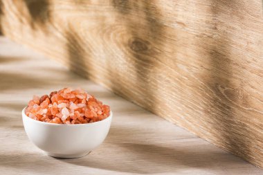 Himalaya pembe tuz kristalleri, Pakistan 'dan toz kırmızı kaya tuzu