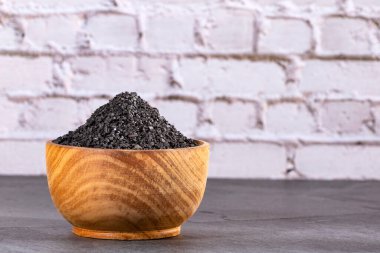 Suyu arıtmak için aktive edilmiş karbon - ahşap kase