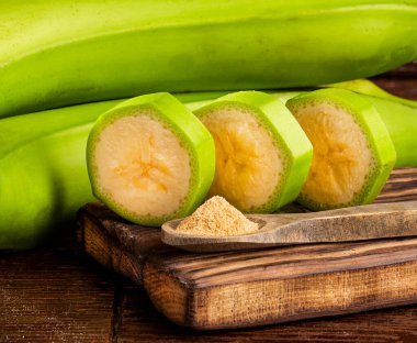 Nişasta bakımından zengin muz unu, Musa Paradisiaca. Ahşap arkaplan