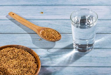 Trigonella foenum graecum - Çemen otu tohumlu kaşık ve bir bardak filtreli su