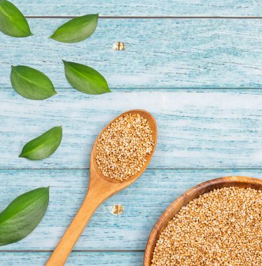 Amaranthus tanecikleri patlamış. Tahta kase.