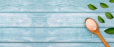 Himalaya pembe tuz kristalleri, Pakistan 'dan toz kırmızı kaya tuzu