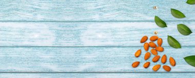 Prunus dulcis - Ahşap arka planda organik soyulmuş badem