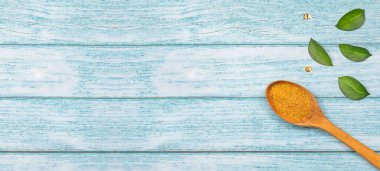 Saccharum officinarum - Tahta kaşıkta organik kahverengi şeker