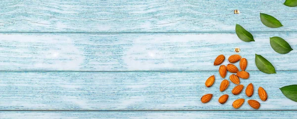 Prunus dulcis - Ahşap arka planda organik soyulmuş badem