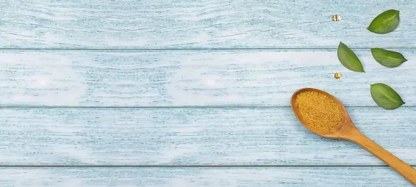 Saccharum officinarum - Tahta kaşıkta organik kahverengi şeker