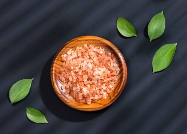 İnce taneli pembe Himalaya tuzu ve kristalleri - metin uzayı