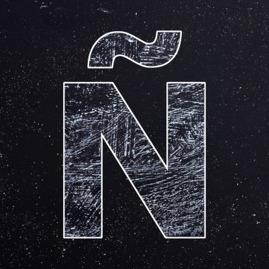 N harfi - tebeşirle çizilmiş alfabe yazı tipi el