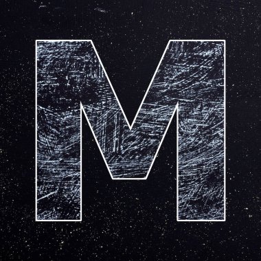 M harfi - tebeşirle çizilmiş alfabe yazı tipi el.