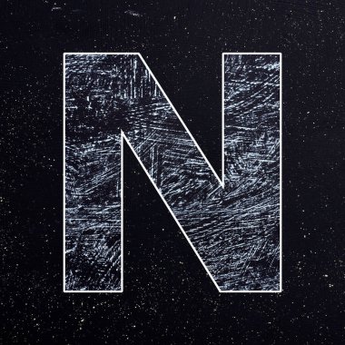 Tebeşirle yazılmış alfabenin N harfi