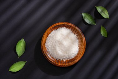 Ahşap kasede rafine edilmiş beyaz şeker.