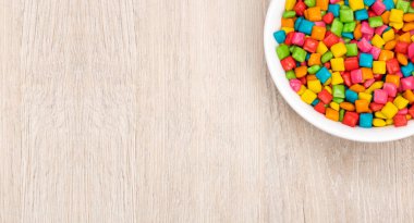 Kasede renkli sakız - Ahşap arka plan