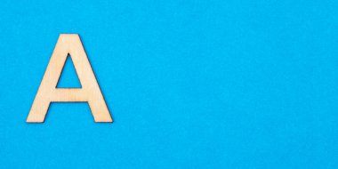 A harfi mavi arka planda tahtadan.