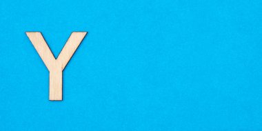 Mavi arkaplanda tahtadan Y harfi