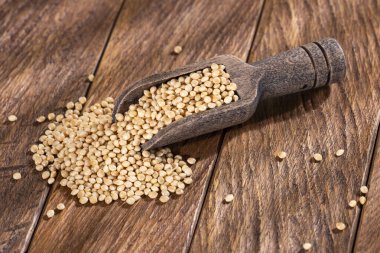 Tahta kaşıkta sağlıklı darı tohumları - sağlıklı yiyecekler