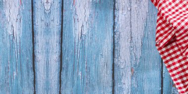 Kırmızı kareli peçeteli Rustik ahşap arkaplan - Metin uzayı