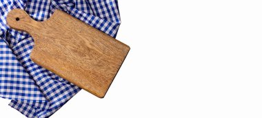 Kırsal arka planda mavi kareli peçete kesme tahtası