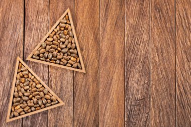 Üçgen kasede riinus komünü tohumları